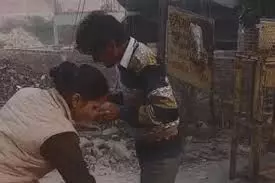 बीच सड़क पर महिला सिपाही ने 33 सेकेंड में मारे 22 जूते, वजह जान सब हैरान बीच सड़क पर महिला सिपाही ने 33 सेकेंड में मारे 22 जूते, वजह जान सब हैरान