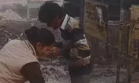 बीच सड़क पर महिला सिपाही ने 33 सेकेंड में मारे 22 जूते, वजह जान सब हैरान