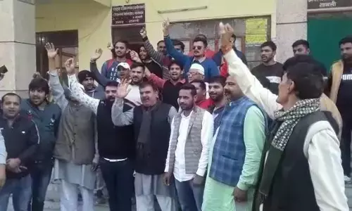 शामली: जाट समाज ने फिल्म पानीपत को लेकर शामली के कलेक्ट्रेट में हंगामा , डीएम का किया घेराव शामली: जाट समाज ने फिल्म पानीपत को लेकर शामली के कलेक्ट्रेट में हंगामा , डीएम का किया घेराव