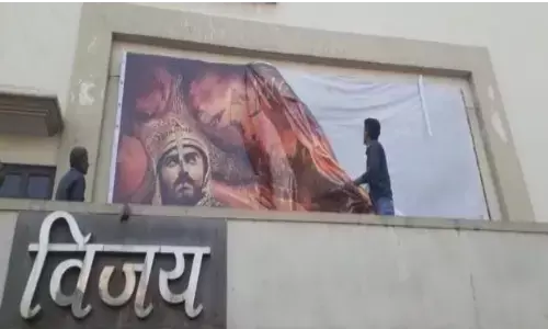 शामली: पानीपत फिल्म के फाड़े पोस्टर, हंगामा पुलिस ने संभाली स्थिति शामली: पानीपत फिल्म के फाड़े पोस्टर, हंगामा पुलिस ने संभाली स्थिति