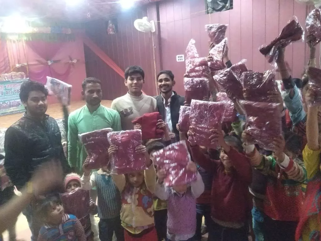 अखिलभारतीय ब्राम्हण महा सभा हरदोई ने वितरित किए बच्चों को स्वेटर और कंबल