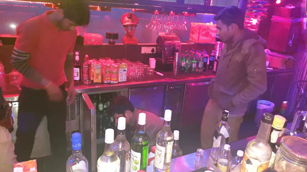 नोएडा पुलिस ने अवैध रूप से संचालित शराब बार पर मारा छापा, भारी मात्रा में अवैध शराब बरामद नोएडा पुलिस ने अवैध रूप से संचालित शराब बार पर मारा छापा, भारी मात्रा में अवैध शराब बरामद