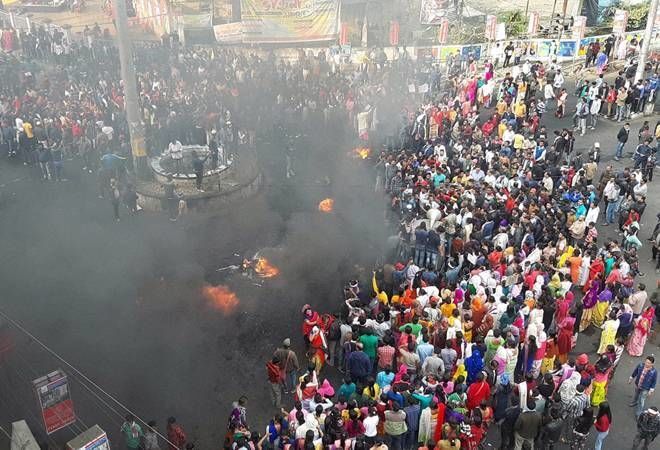 नागरिकता बिल पर पूर्वोत्तर राज्यों में विरोध उग्र: असम के 10 जिलों में मोबाइल और इंटरनेट बंद, त्रिपुरा में सेना तैनात नागरिकता बिल पर पूर्वोत्तर राज्यों में विरोध उग्र: असम के 10 जिलों में मोबाइल और इंटरनेट बंद, त्रिपुरा में सेना तैनात
