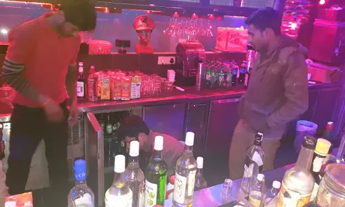 नोएडा पुलिस ने अवैध रूप से संचालित शराब बार पर मारा छापा, भारी मात्रा में अवैध शराब बरामद