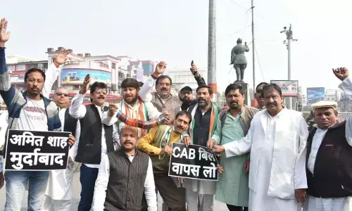 चूड़ियां तोड़कर कांग्रेसियों ने नागरिकता बिल का किया विरोध चूड़ियां तोड़कर कांग्रेसियों ने नागरिकता बिल का किया विरोध