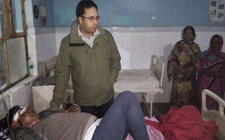 यूपी में बड़ा हादसा, बारातियों से भरी कार और ट्रक में भिड़ंत, 6 लोगों की मौत यूपी में बड़ा हादसा, बारातियों से भरी कार और ट्रक में भिड़ंत, 6 लोगों की मौत