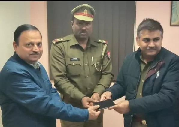 नोएडा पुलिस ने किया सराहनीय कार्य, दशहरा दहन में खोया मोबाईल लौटाया