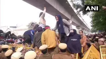 नागरिकता बिल: दिल्ली में उग्र प्रदर्शन, पुलिस ने संभाला मोर्चा, दागे आंसू गैस के गोले