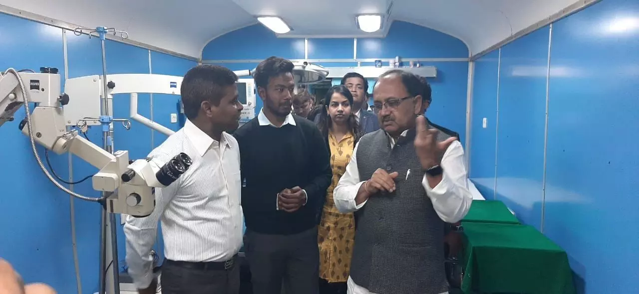 विश्व का पहला चलता फिरता रेल अस्पताल है लाइफ लाइन एक्सप्रेस आर्थिक रूप से कमजोर वर्ग के लिए स्वास्थ्य क्षेत्र में वरदान - मंत्री सिद्धार्थ नाथ विश्व का पहला चलता फिरता रेल अस्पताल है लाइफ लाइन एक्सप्रेस आर्थिक रूप से कमजोर वर्ग के लिए स्वास्थ्य क्षेत्र में वरदान - मंत्री सिद्धार्थ नाथ