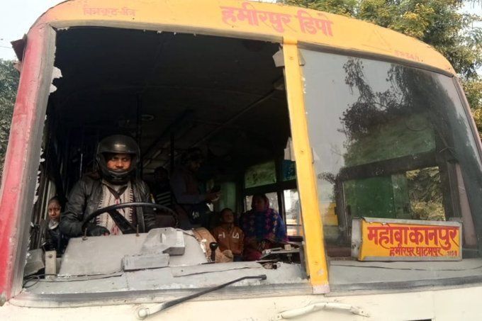 यूपी में टूटे शीशे पर ड्राइवर ने हेलमेट पहनकर चलाई बस, VIDEO वायरल यूपी में टूटे शीशे पर ड्राइवर ने हेलमेट पहनकर चलाई बस, VIDEO वायरल