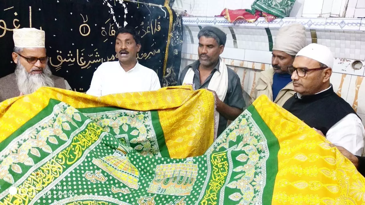 जौनपुर: चादरपोशी कर सपा विधायक ललई ने मांगी अमन, चैन की दुआएं