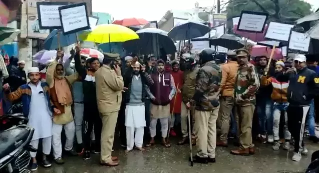 यूपी के बिजनौर में नागरिकता संशोधन बिल का विरोध, मौके पर पुलिस रही मौजूद