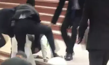 कानपुर में सीढियों से फिसले मोदी, सुरक्षा कर्मियों में मच गया हडकंप