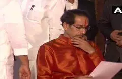 48 घंटे के अंदर उद्धव ठाकरे को क्यों करना पड़ा मंत्रियों के बीच विभागों में फेरबदल? 48 घंटे के अंदर उद्धव ठाकरे को क्यों करना पड़ा मंत्रियों के बीच विभागों में फेरबदल?
