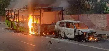 नागरिकता बिल को लेकर जामिया में उग्र हुए प्रदर्शनकारी, बसों में लगाई आग, दमकलकर्मियों पर भी हमला नागरिकता बिल को लेकर जामिया में उग्र हुए प्रदर्शनकारी, बसों में लगाई आग, दमकलकर्मियों पर भी हमला