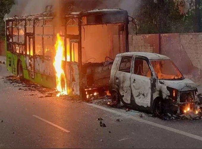 नागरिकता बिल की आग दिल्ली में, चार मेट्रो स्टेशन पर नहीं रुकेगी ट्रेन जबकि कई रोड पर लगा लंबा जाम