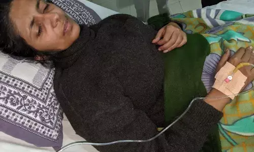 रेपिस्ट को फांसी की मांग पर अनशन पर बैठी थी, स्वाति मालीवाल हुईं बेहोश,अस्पताल ले जाया गया