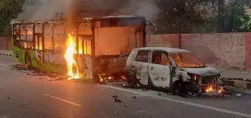 नागरिकता बिल को लेकर जामिया में उग्र हुए प्रदर्शनकारी, बसों में लगाई आग, दमकलकर्मियों पर भी हमला