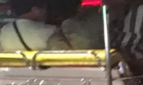 ऑटो से जा रहे कपल का इन्टिमेट वीडियो लीक, मचा हड़कंप ऑटो से जा रहे कपल का इन्टिमेट वीडियो लीक, मचा हड़कंप