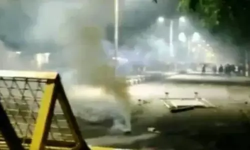 जामिया के बाद अलीगढ़ मुस्लिम यूनिवर्सिटी में बवाल, पुलिस ने आंसू गैस के गोले दागे जामिया के बाद अलीगढ़ मुस्लिम यूनिवर्सिटी में बवाल, पुलिस ने आंसू गैस के गोले दागे