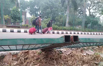 दिल्ली: भारी बवाल के बाद देर रात हुई 50 छात्रों की रिहाई, कैंपस छोड़ घर जाते दिखे जामिया के छात्र