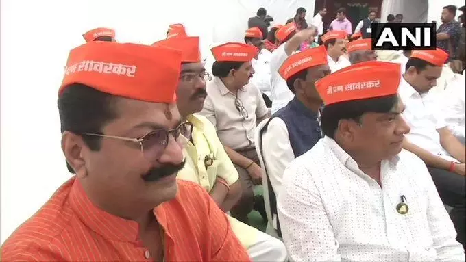 महाराष्ट्र विधानसभा:  BJP विधायकों ने पहनी मैं भी सावरकर की टोपी