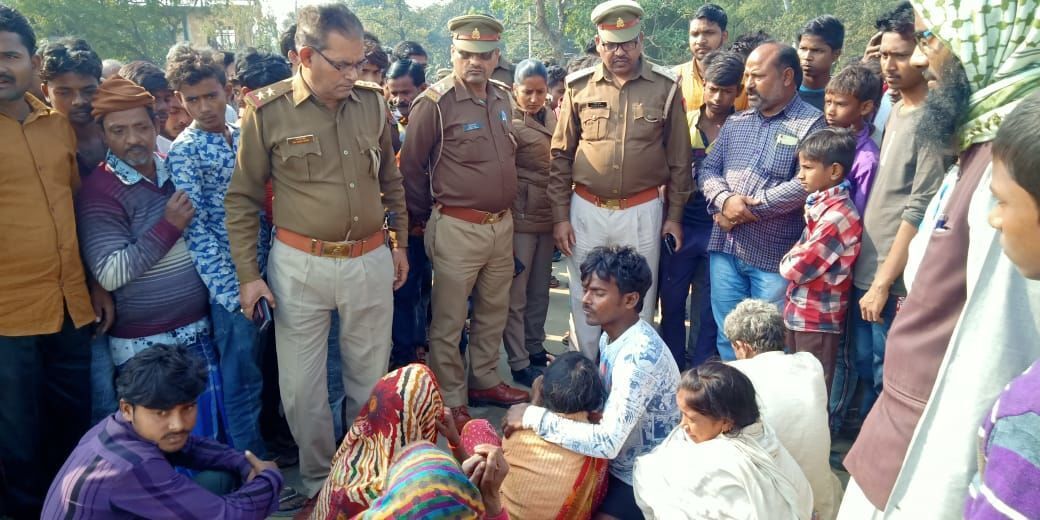 नहर में गिरा युवक ग्रामीणों का मार्ग जाम करके प्रदर्शन, पुलिस ने समझा कर खुलवाया जाम नहर में गिरा युवक ग्रामीणों का मार्ग जाम करके प्रदर्शन, पुलिस ने समझा कर खुलवाया जाम