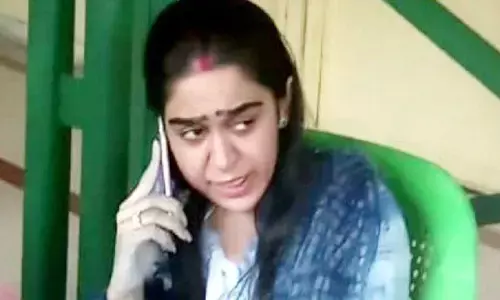 सड़क पर आया लालू परिवार का झगड़ा, जब राबड़ी और बहू एश्वर्या ने किया ये काम! सड़क पर आया लालू परिवार का झगड़ा, जब राबड़ी और बहू एश्वर्या ने किया ये काम!