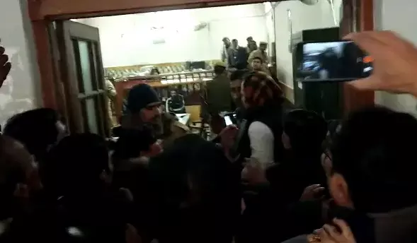 बिजनौर : सीजेएम कोर्ट में चली गोली, जज के सामने पेशी पर लाए कैदी की गोली मारकर हत्या, पुलिसकर्मी भी घायल