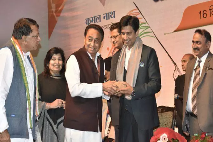 कुमार विश्वास ने मध्यप्रदेश में विजय दिवस पर किया ऐसा काम, जो फिर बनेगी मिशाल! कुमार विश्वास ने मध्यप्रदेश में विजय दिवस पर किया ऐसा काम, जो फिर बनेगी मिशाल!