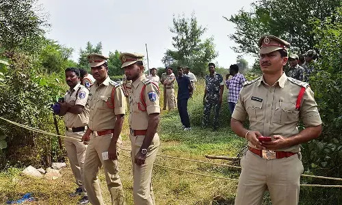 हैदराबाद गैंगरेप: 2 आरोपियों को लेकर पुलिस ने किये नए खुलासे हैदराबाद गैंगरेप: 2 आरोपियों को लेकर पुलिस ने किये नए खुलासे