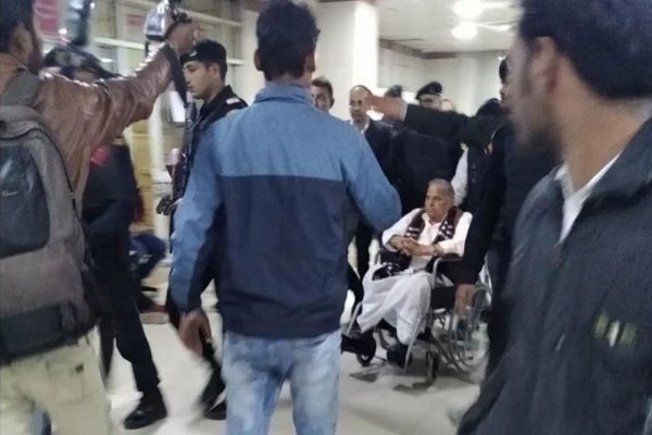 समाजवादी पार्टी के सरंक्षक मुलायम सिंह यादव की बिगड़ी तबियत, नाक से निकला खून मचा हडकम्प! समाजवादी पार्टी के सरंक्षक मुलायम सिंह यादव की बिगड़ी तबियत, नाक से निकला खून मचा हडकम्प!