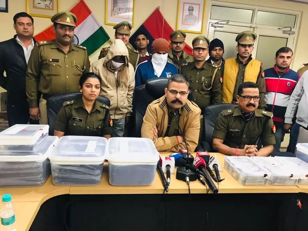 नोएडा पुलिस ने नशीले पदार्थों को बेचने वाले दो शातिर अभियुक्त किए गिरफ्तार, कब्जे से एक करोड़ की अफीम बरामद नोएडा पुलिस ने नशीले पदार्थों को बेचने वाले दो शातिर अभियुक्त किए गिरफ्तार, कब्जे से एक करोड़ की अफीम बरामद