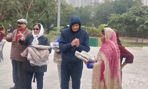 गाजियाबाद में गरीब बच्चों को बांटे ट्राउज़र और मोजे गाजियाबाद में गरीब बच्चों को बांटे ट्राउज़र और मोजे