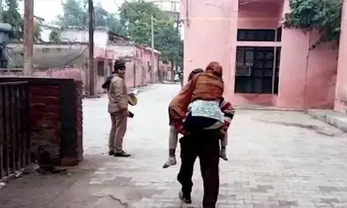शर्मनाक : अस्पताल में नहीं मिली व्हीलचेयर, रेप पीड़िता को पीठ पर लादकर भटकता रहा पिता शर्मनाक : अस्पताल में नहीं मिली व्हीलचेयर, रेप पीड़िता को पीठ पर लादकर भटकता रहा पिता