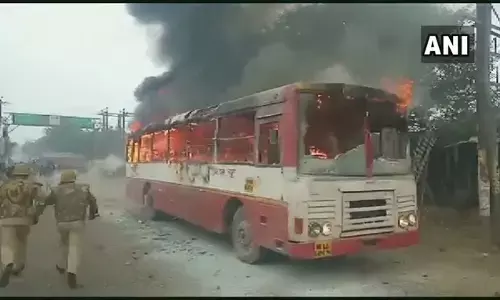 CAA  को लेकर देश भर मे बवाल: लखनऊ में उग्र हुआ विरोध-प्रदर्शन, पुलिस ने छोड़े आंसू गैस के गोले, संभल में फूंकी बस