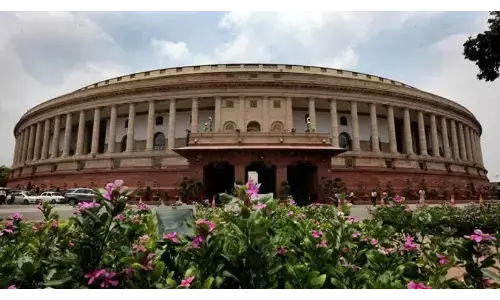 संसद मॉनसून सत्र: प्रश्नकाल के दौरान जोरदार हंगामा, विपक्ष ने कागज के टुकड़े फेंके संसद मॉनसून सत्र: प्रश्नकाल के दौरान जोरदार हंगामा, विपक्ष ने कागज के टुकड़े फेंके