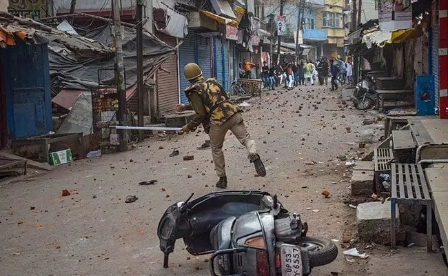 नागरिकता कानून LIVE Update :  यूपी के रामपुर में हिंसक हुआ प्रदर्शन, प्रदर्शनकारियों ने फेंके पत्थर तो पुलिस ने बरसाई लाठियां