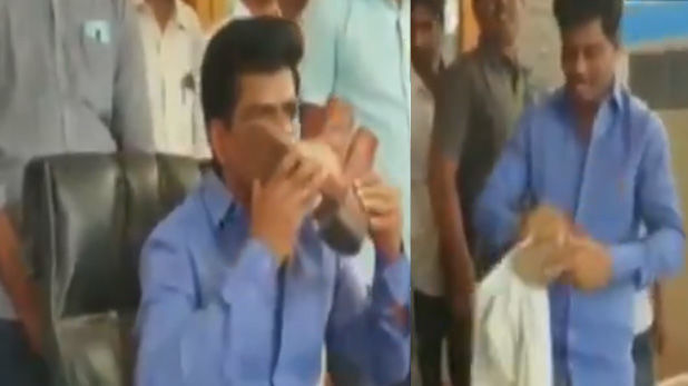 इस सांसद ने हैदराबाद पुलिस जवान का जूता साफ कर चूमा, देखें VIDEO इस सांसद ने हैदराबाद पुलिस जवान का जूता साफ कर चूमा, देखें VIDEO