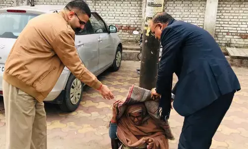 प्रदेश के कई जिलों में हिंसक प्रदर्शन हो रहे थे, तब ये दोनों अधिकारी शांतिपूर्ण अपील करते हुए गरीबों को कंबल बाँट रहे थे! प्रदेश के कई जिलों में हिंसक प्रदर्शन हो रहे थे, तब ये दोनों अधिकारी शांतिपूर्ण अपील करते हुए गरीबों को कंबल बाँट रहे थे!