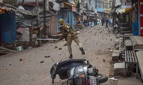 नागरिकता कानून LIVE Update : यूपी के रामपुर में हिंसक हुआ प्रदर्शन, प्रदर्शनकारियों ने फेंके पत्थर तो पुलिस ने बरसाई लाठियां नागरिकता कानून LIVE Update : यूपी के रामपुर में हिंसक हुआ प्रदर्शन, प्रदर्शनकारियों ने फेंके पत्थर तो पुलिस ने बरसाई लाठियां