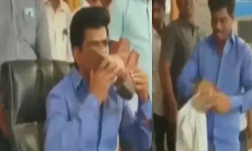 इस सांसद ने हैदराबाद पुलिस जवान का जूता साफ कर चूमा, देखें VIDEO