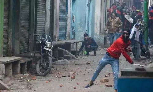 CAA Protest : रामपुर में हिंसक हुआ प्रदर्शन, लोगों ने पुलिस पर किया पथराव, एक प्रदर्शनकारी की मौत CAA Protest : रामपुर में हिंसक हुआ प्रदर्शन, लोगों ने पुलिस पर किया पथराव, एक प्रदर्शनकारी की मौत