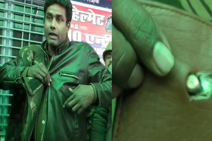 यूपी के फिरोजाबाद में पुलिसकर्मी के पर्स ने बचाई जान, जब गोली एटीएम कार्ड से टकराकर रुकी! यूपी के फिरोजाबाद में पुलिसकर्मी के पर्स ने बचाई जान, जब गोली एटीएम कार्ड से टकराकर रुकी!