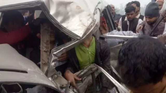 बारातियों की इनोवा कार का एक्सीडेंट, 3 की मौत, कई घायल बारातियों की इनोवा कार का एक्सीडेंट, 3 की मौत, कई घायल