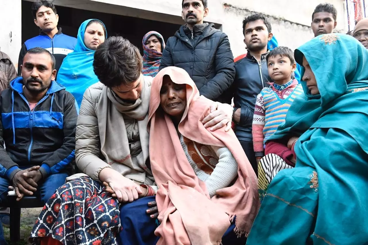 बिजनौर हिंसा : मृतकों के घर पहुंची प्रियंका, परिजनों से गले लगकर रो पड़ी