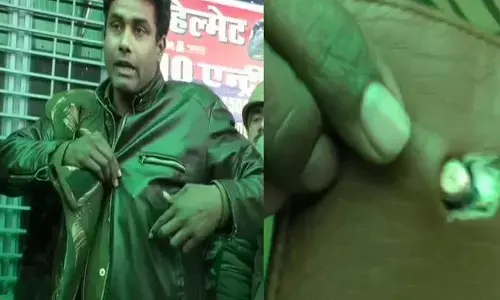 यूपी के फिरोजाबाद में पुलिसकर्मी के पर्स ने बचाई जान, जब गोली एटीएम कार्ड से टकराकर रुकी! यूपी के फिरोजाबाद में पुलिसकर्मी के पर्स ने बचाई जान, जब गोली एटीएम कार्ड से टकराकर रुकी!