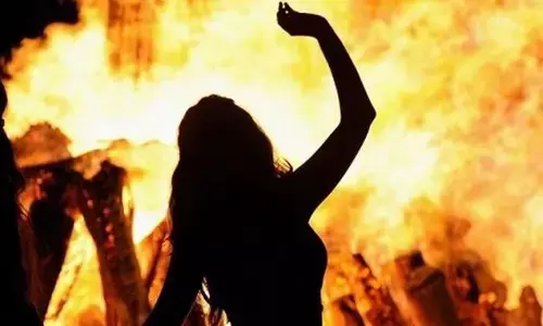 पत्नी से गले मिलते ही हुआ ब्लास्ट, दोनों मरे पत्नी से गले मिलते ही हुआ ब्लास्ट, दोनों मरे