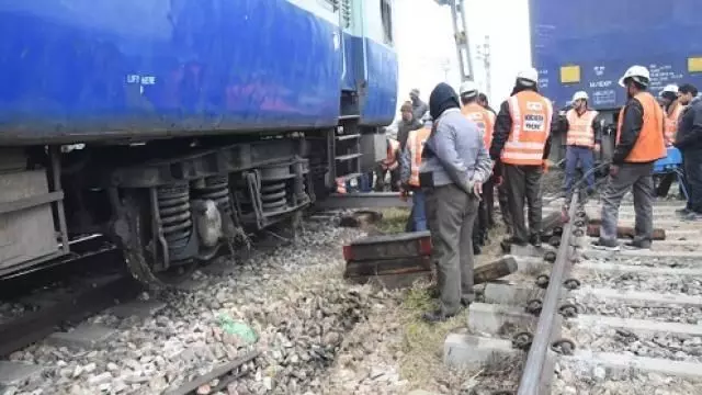 Train Derail : मुरादाबाद में काशीपुर पैसेंजर के दो कोच पटरी से उतरे Train Derail : मुरादाबाद में काशीपुर पैसेंजर के दो कोच पटरी से उतरे