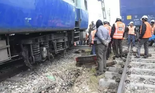 Train Derail : मुरादाबाद में काशीपुर पैसेंजर के दो कोच पटरी से उतरे Train Derail : मुरादाबाद में काशीपुर पैसेंजर के दो कोच पटरी से उतरे